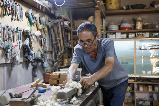 Ningxia artisan promotes woodcraft via livestream at 59